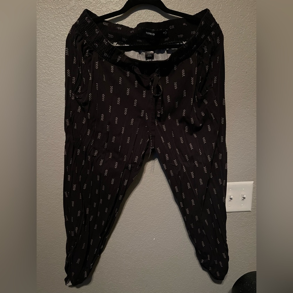Black White Geometric Rayon Spandex Ruched ANKLE PANTS